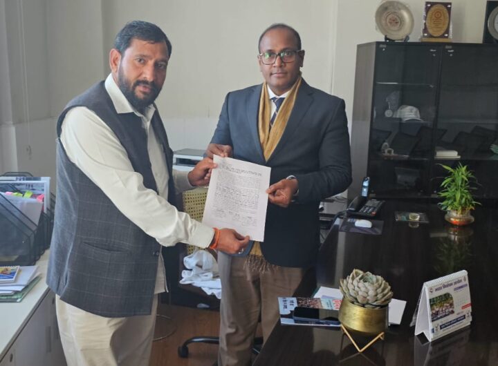 खूंटा गाड़े बैठे जल संस्थान और रेशम विभाग के कर्मचारियों के पीछे पड़ी RRP, स्थानांतरित करने की मांग को लेकर मुख्य निर्वाचन अधिकारी से की मुलाकात । NIU