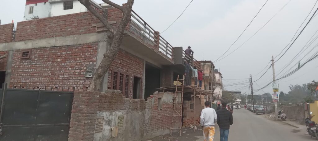 आखिर कौन बेच रहा है अमिताभ टेक्सटाइल की बेशकीमती जमीन? बिना परमिशन के कैसे बन जा रहें हैं मकान? आखिर कौन बेच रहा है अमिताभ टेक्सटाइल की बेशकीमती जमीन? बिना परमिशन के कैसे बन जा रहें हैं मकान?