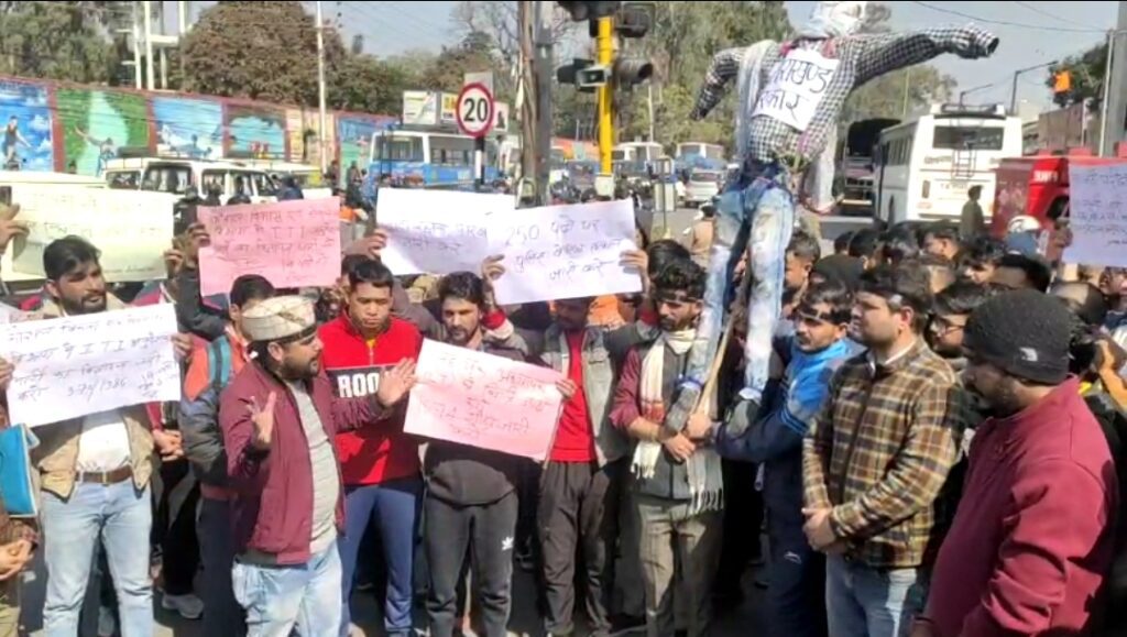 बेरोजगार संघ पर हुए लाठी चार्ज की घटना हुए हुआ एक वर्ष, उत्तराखंड बेरोजगार संघ ने मनाया काला दिवस। NIU बेरोजगार संघ पर हुए लाठी चार्ज की घटना हुए हुआ एक वर्ष, उत्तराखंड बेरोजगार संघ ने मनाया काला दिवस। NIU