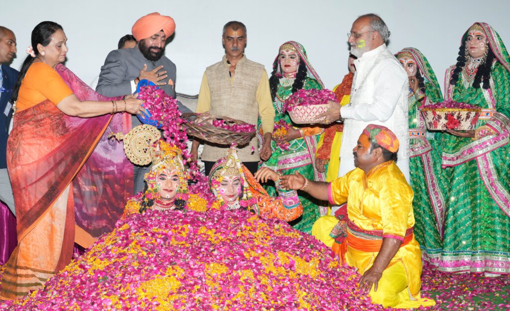 राजभवन में होली मिलन कार्यक्रम हुआ आयोजित, अवध के कलाकारों ने दी शानदार प्रस्तुति । NIU राजभवन में होली मिलन कार्यक्रम हुआ आयोजित, अवध के कलाकारों ने दी शानदार प्रस्तुति । NIU