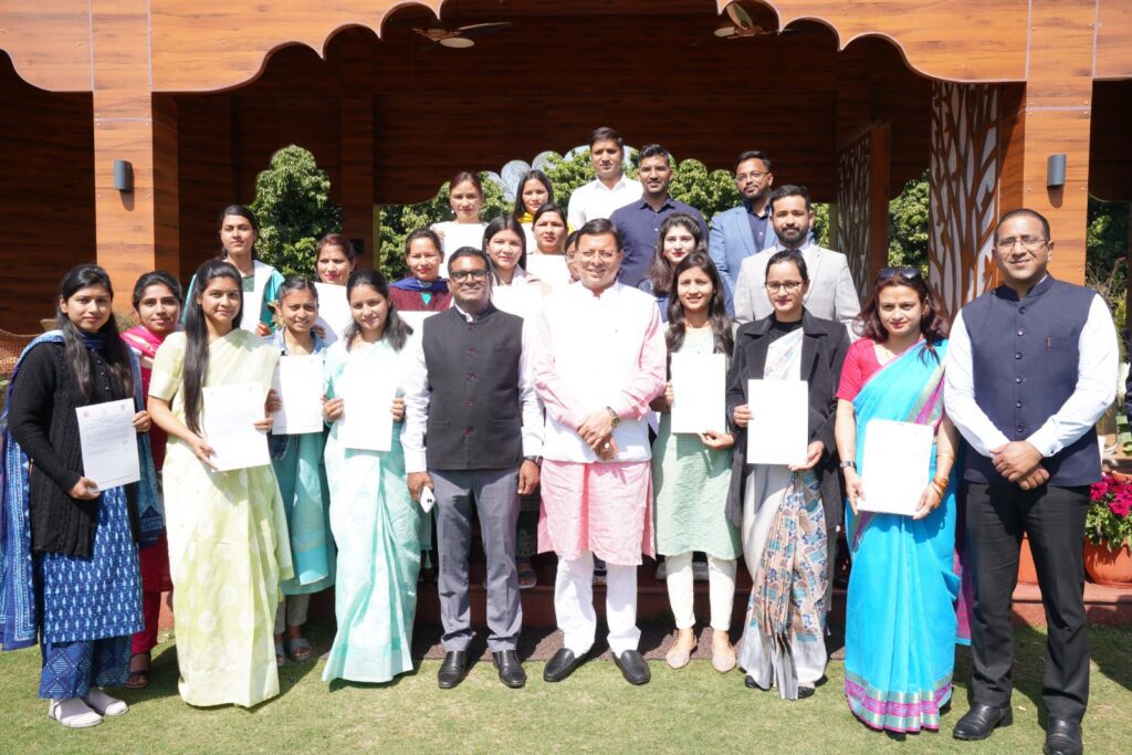 आबकारी विभाग में चयनित 27 अभ्यर्थियों को सीएम धामी ने वितरित किये नियुक्ति पत्र । NIU