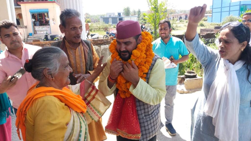 पहाड़ से लेकर मैदानों तक में छाया बॉबी पंवार का जादू, युवाओं के प्यार तो बुर्जुगों के आशीर्वाद से बढ़ रहा है कारवां। NIU