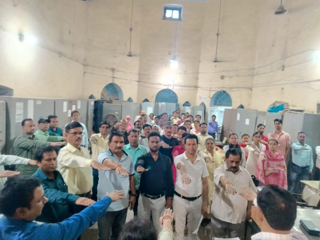 शाहजहांपुर: नगर आयुक्त की उपस्थिति में मतदाता शपथ कार्यक्रम का हुआ आयोजन, अधिकारीयों व कर्मचारियों ने ली मतदान की शपथ। NIU
