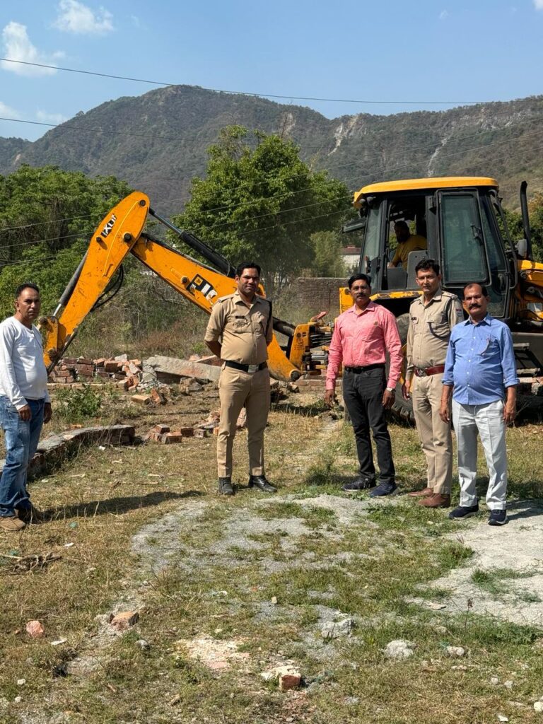 देहरादून: जिला प्रशासन अतिक्रमण के खिलाफ एक्शन मोड में, इन इलाकों में दौड़ा बुलडोजर । NIU