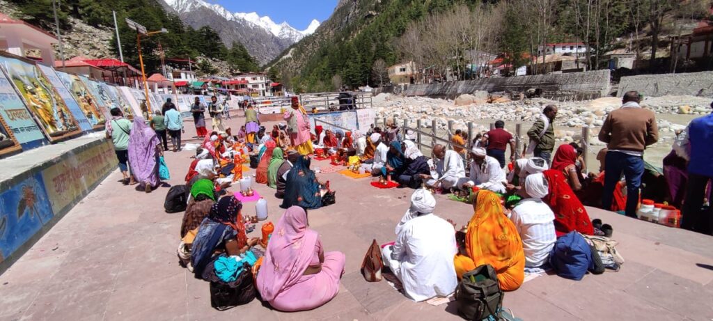 यमुनोत्री और गंगोत्री धाम में तीर्थयात्रियों के टूटे सभी रिकॉर्ड, देर रात्रि तक करवाए जा रहें हैं दर्शन । NIU