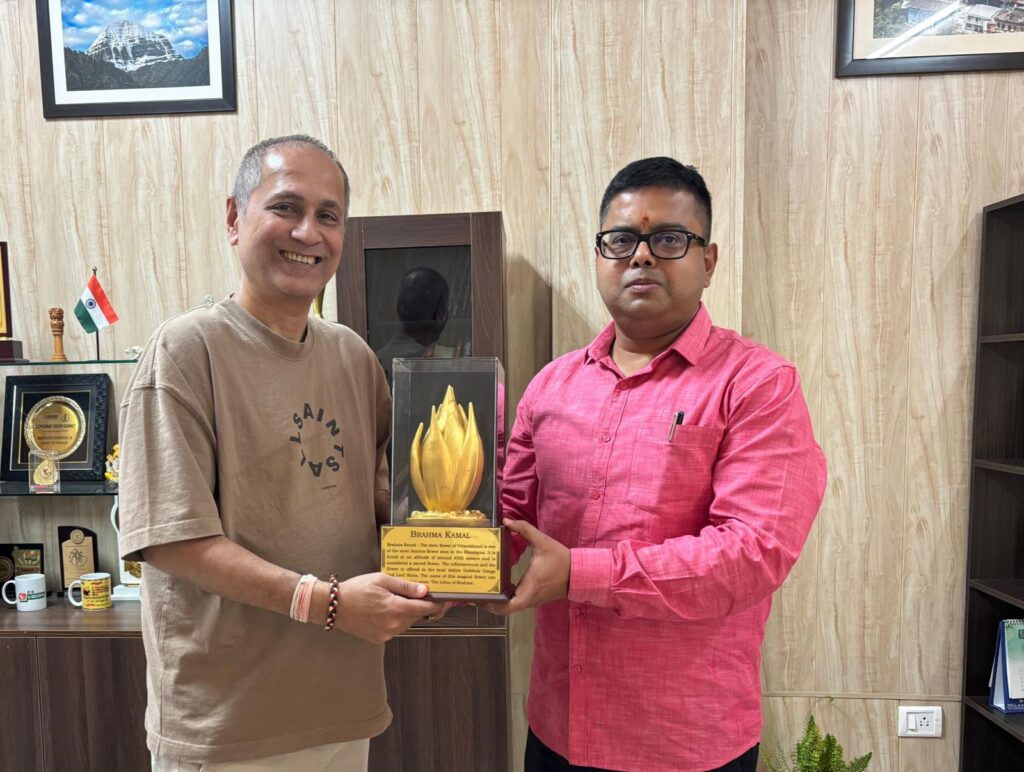 फ़िल्म निर्माता निर्देशक विपुल शाह उत्तराखण्ड में, नयी फ़िल्म के लिए उत्सुक, डॉ. नितिन उपाध्याय ने ब्रह्मकमल देकर किया स्वागत । NIU फ़िल्म निर्माता निर्देशक विपुल शाह उत्तराखण्ड में, नयी फ़िल्म के लिए उत्सुक, डॉ. नितिन उपाध्याय ने ब्रह्मकमल देकर किया स्वागत । NIU