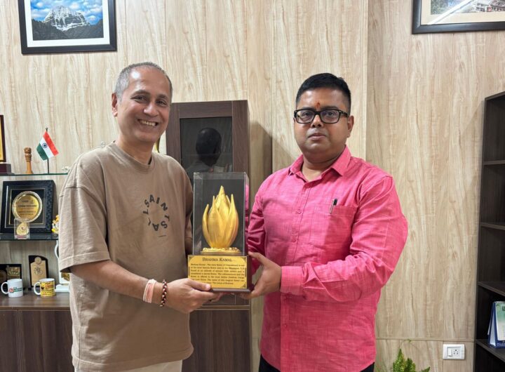 फ़िल्म निर्माता निर्देशक विपुल शाह उत्तराखण्ड में, नयी फ़िल्म के लिए उत्सुक, डॉ. नितिन उपाध्याय ने ब्रह्मकमल देकर किया स्वागत । NIU