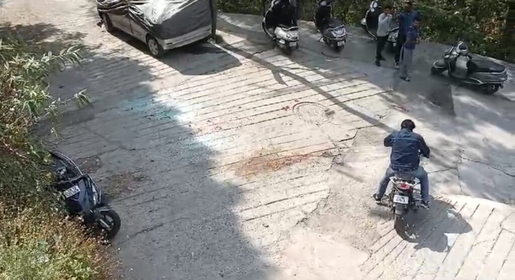 कार अनियंत्रित होकर एक सड़क से दूसरी सड़क पर गिरी, दो युवक घायल , एक की हालत गंभीर,पैराफिट ना होना बड़ा कारण । NIU कार अनियंत्रित होकर एक सड़क से दूसरी सड़क पर गिरी, दो युवक घायल , एक की हालत गंभीर,पैराफिट ना होना बड़ा कारण । NIU