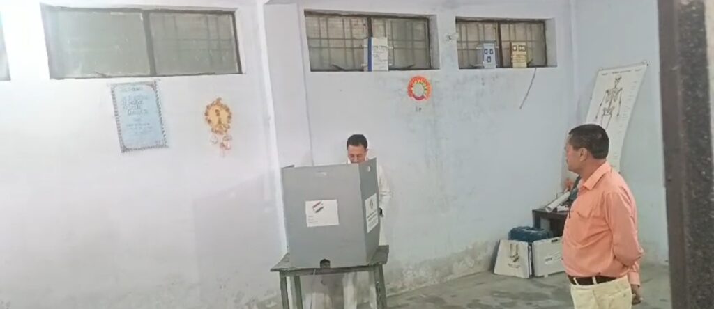 UP Election: पीडब्ल्यूडी मंत्री जितिन प्रसाद ने शाहजहांपुर में परिवार के साथ डाला वोट NIU UP Election: पीडब्ल्यूडी मंत्री जितिन प्रसाद ने शाहजहांपुर में परिवार के साथ डाला वोट NIU