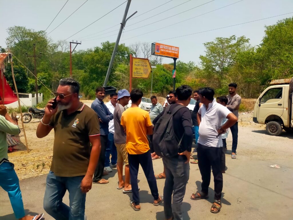 यहाँ अंग्रेजी शराब का उप ठेका खोलने पर ग्रामीणों ने जताया विरोध, बैठे धरने पर l NIU यहाँ अंग्रेजी शराब का उप ठेका खोलने पर ग्रामीणों ने जताया विरोध, बैठे धरने पर l NIU