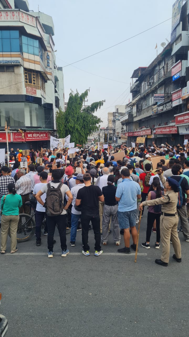 मुख्यमंत्री धामी के आश्वासन के बाद भी नहीं गई पर्यावरण प्रेमियों की चिंता, सैकड़ो की तादाद में निकाली “पर्यावरण बचाओ पदयात्रा” पढ़े पूरी खबर l NIU मुख्यमंत्री धामी के आश्वासन के बाद भी नहीं गई पर्यावरण प्रेमियों की चिंता, सैकड़ो की तादाद में निकाली “पर्यावरण बचाओ पदयात्रा” पढ़े पूरी खबर l NIU