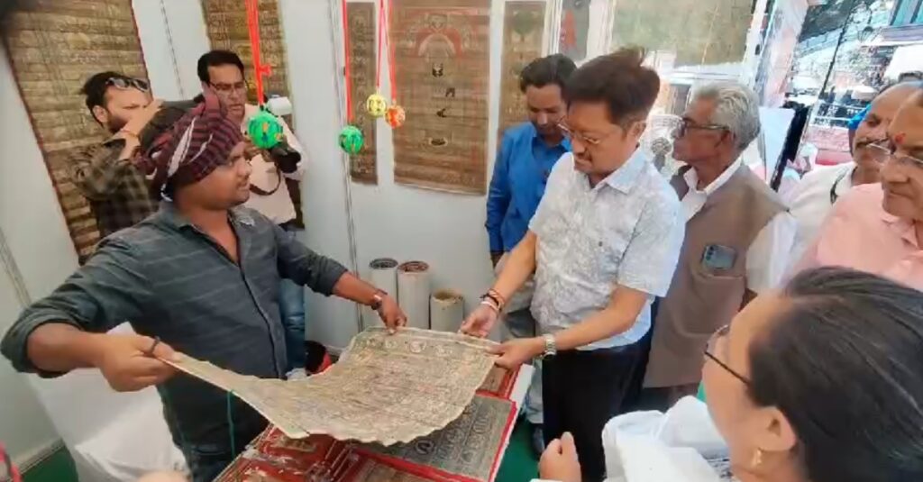 यहाँ 6 दिवसीय आदि चित्र (आदिवासी पेंटिंग) प्रदर्शनी का हुआ शुभारंभ, शिल्पकारों के स्वदेशी व् हस्त निर्मित उत्पाद बने आकर्षण का केंद्र। NIU