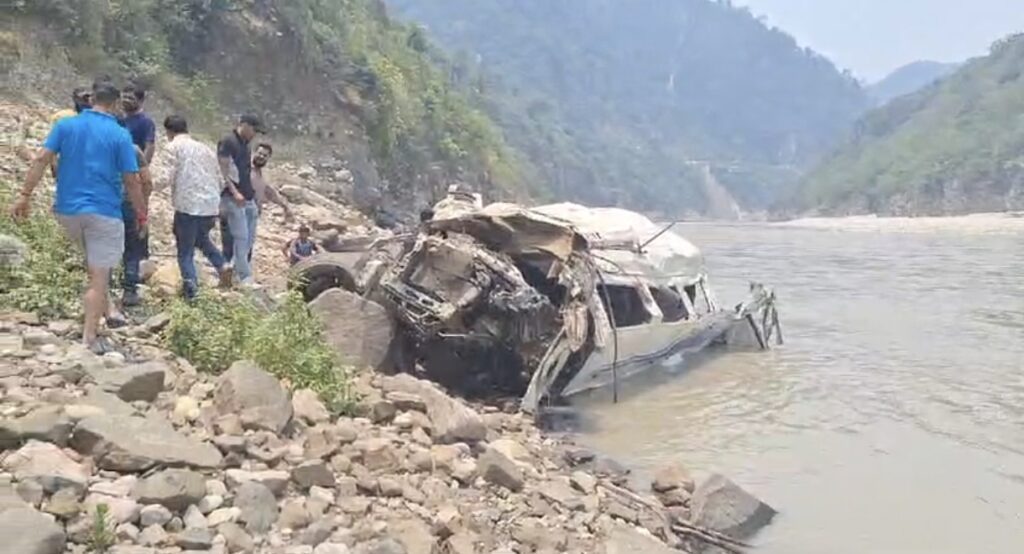 उत्तराखंड: बड़ा हादसा, अलकनंदा नदी में समाया टैंपो ट्रैवलर, 8 की मौत, 14 घायल हुए एयरलिफ्ट l NIU उत्तराखंड: बड़ा हादसा, अलकनंदा नदी में समाया टैंपो ट्रैवलर, 8 की मौत, 14 घायल हुए एयरलिफ्ट l NIU