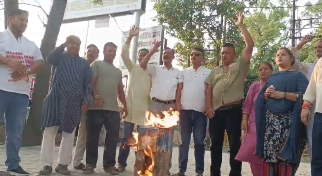 उद्यान घोटाले में अधिकारियों कर्मचारियों पर FIR, तो फिर मंत्री जी को राहत क्यों? कांग्रेस ने फूंका गणेश जोशी का पुतला l NIU उद्यान घोटाले में अधिकारियों कर्मचारियों पर FIR, तो फिर मंत्री जी को राहत क्यों? कांग्रेस ने फूंका गणेश जोशी का पुतला l NIU