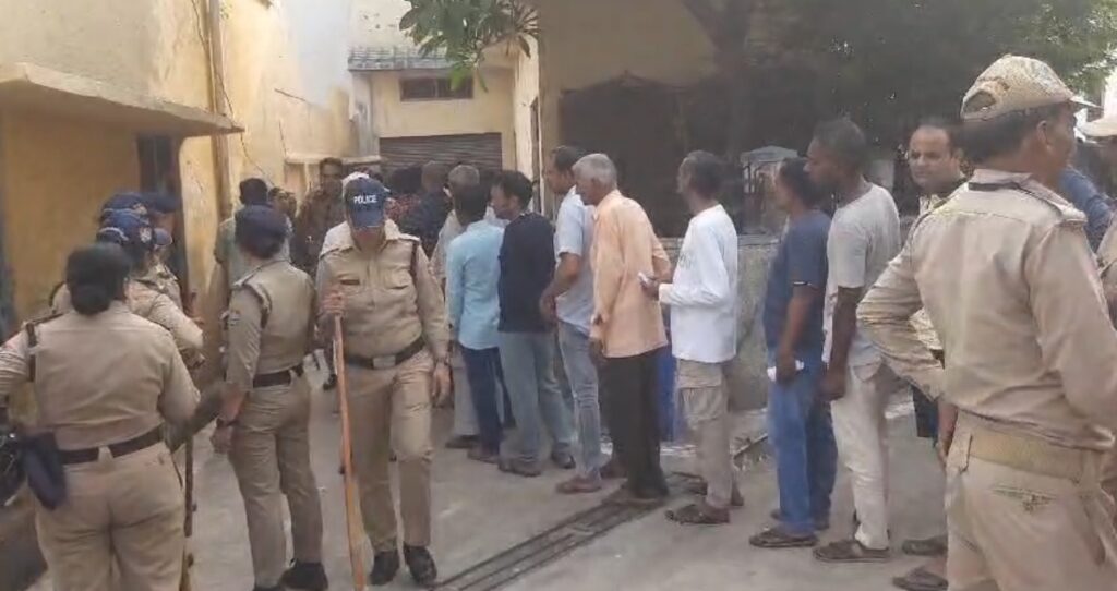 मंगलौर मतदान के दौरान हुआ बवाल, दो पक्षों में जमकर चले लाठी डंडे, कई लोगों के घायल होने की सूचना l NIU मंगलौर मतदान के दौरान हुआ बवाल, दो पक्षों में जमकर चले लाठी डंडे, कई लोगों के घायल होने की सूचना l NIU
