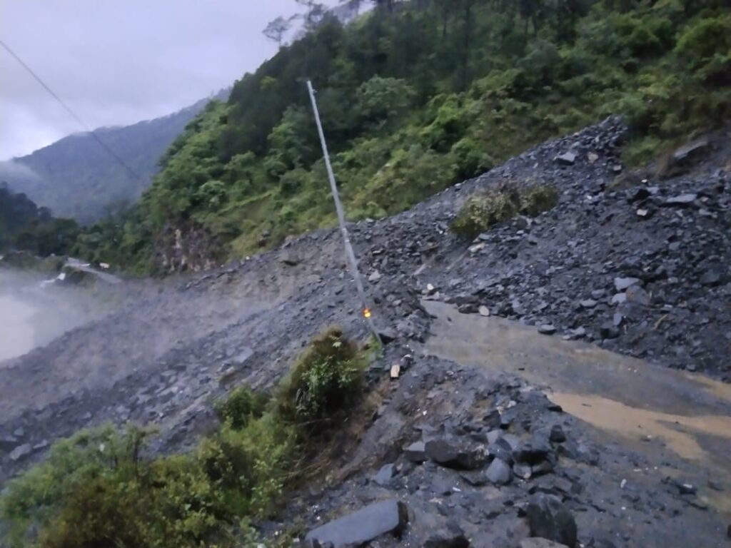 मॉनसून का प्रकोप लगातार जारी, यहाँ ले ली माँ बेटी की जान, तो वहीं पहाड़ से लेकर मैदानों तक अटकाई हुईं हैं साँसे, नदी नाले उफान पर, प्रशासन मोर्चे पर मुस्तैद l NIU मॉनसून का प्रकोप लगातार जारी, यहाँ ले ली माँ बेटी की जान, तो वहीं पहाड़ से लेकर मैदानों तक अटकाई हुईं हैं साँसे, नदी नाले उफान पर, प्रशासन मोर्चे पर मुस्तैद l NIU