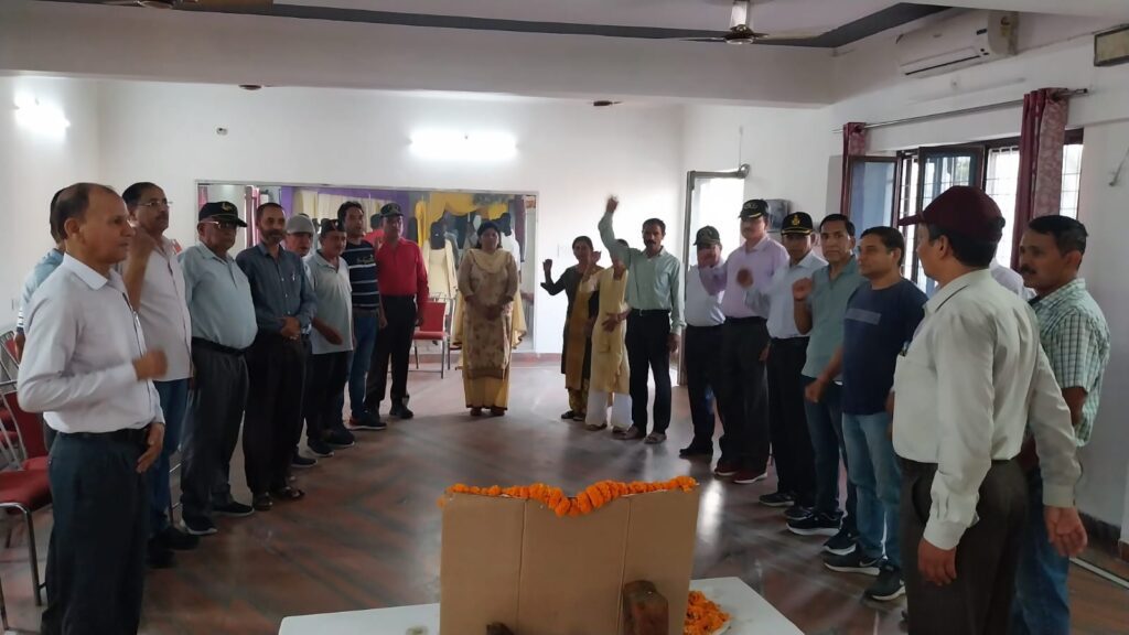 देश नहीं भूलेगा बलिदान, रिखणीखाल विकास समिति ने कठुआ में शहीद हुए वीर शहीदों को दी श्रद्धांजलि l NIU देश नहीं भूलेगा बलिदान, रिखणीखाल विकास समिति ने कठुआ में शहीद हुए वीर शहीदों को दी श्रद्धांजलि l NIU