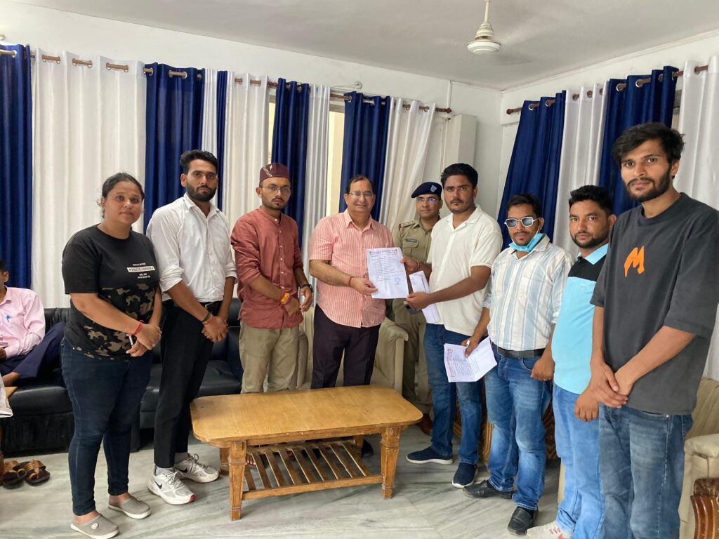 भर्तियाँ खुलवाने के लिए बेरोजगार संघ ने किया मुख्यमंत्री आवास कूच, प्रशासन ने 200 मीटर के दायरे में ही रोका, यें थीं विभिन्न मांगे l NIU भर्तियाँ खुलवाने के लिए बेरोजगार संघ ने किया मुख्यमंत्री आवास कूच, प्रशासन ने 200 मीटर के दायरे में ही रोका, यें थीं विभिन्न मांगे l NIU
