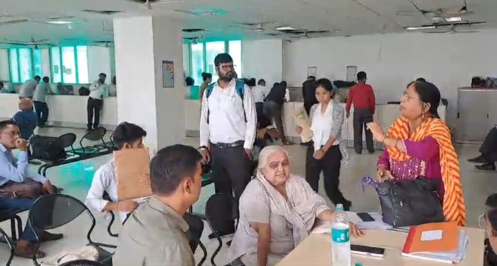 तहसील सदर देहरादून तक पहुंचना बुजुर्गों के लिए हुआ टेढ़ी खीर, समस्या का जल्द समाधान नही हुआ तो होगा आंदोलन: रविंद्र सिंह आनंद । NIU तहसील सदर देहरादून तक पहुंचना बुजुर्गों के लिए हुआ टेढ़ी खीर, समस्या का जल्द समाधान नही हुआ तो होगा आंदोलन: रविंद्र सिंह आनंद । NIU