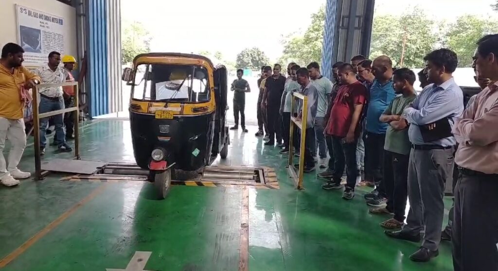 वाहन फिटनेस सेंटर में कमिश्नर दीपक रावत की छापेमारी, गायब हुए दलाल, मची अफरातफरी l NIU वाहन फिटनेस सेंटर में कमिश्नर दीपक रावत की छापेमारी, गायब हुए दलाल, मची अफरातफरी l NIU