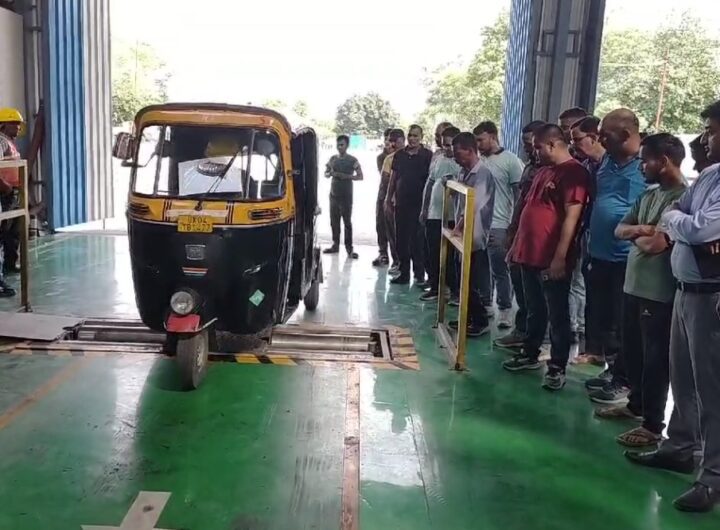 वाहन फिटनेस सेंटर में कमिश्नर दीपक रावत की छापेमारी, गायब हुए दलाल, मची अफरातफरी l NIU