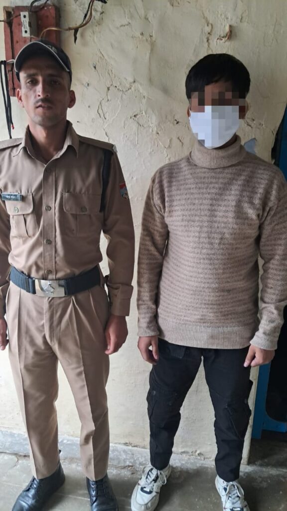 नाबालिक को बहला-फुसलाकर भगा ले जाने के मामले में ईनामी अभियुक्त को उत्तरकाशी पुलिस ने किया गिरफ्तार। NIU नाबालिक को बहला-फुसलाकर भगा ले जाने के मामले में ईनामी अभियुक्त को उत्तरकाशी पुलिस ने किया गिरफ्तार। NIU