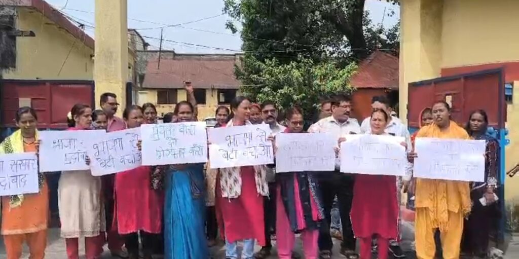 बलात्कार के आरोपी मुकेश बोरा की गिरफ्तारी को लेकर महिला काग्रेंस का धरना प्रदर्शन, सरकार पर लगाए आरोपी को बचाने का आरोप I NIU बलात्कार के आरोपी मुकेश बोरा की गिरफ्तारी को लेकर महिला काग्रेंस का धरना प्रदर्शन, सरकार पर लगाए आरोपी को बचाने का आरोप I NIU