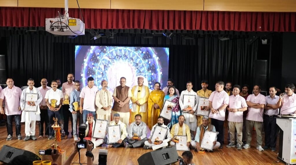 “डांडी-कांठी क्लब”ने किया पांरगत कलावंतों का सम्मान, जागर, पवाड़े, लोकगीतों, लोकवाद्यों एवं विलुप्त होती संस्कृति को बचाने हेतु सराहनीय प्रयास, जानिए किन्हें मिला “राज्य वाद्य यंत्र सम्मान-2024 | NIU “डांडी-कांठी क्लब”ने किया पांरगत कलावंतों का सम्मान, जागर, पवाड़े, लोकगीतों, लोकवाद्यों एवं विलुप्त होती संस्कृति को बचाने हेतु सराहनीय प्रयास, जानिए किन्हें मिला “राज्य वाद्य यंत्र सम्मान-2024 | NIU