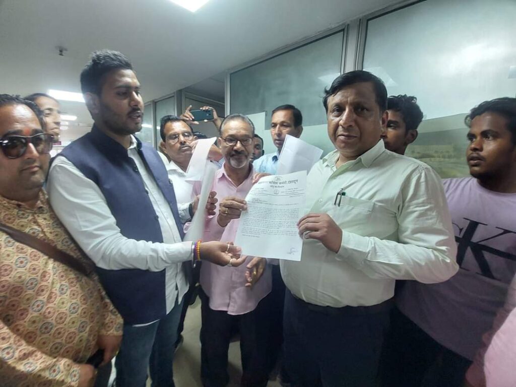 देहरादून: बिना पार्किंग के चल रहे निजी अस्पताल और नर्सिंग होम के कारण MDDA पर गरजे: लक्की राणा, वीसी को सौंपा ज्ञापन | NIU