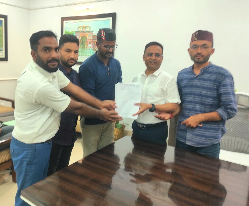 उचित कार्यवाही करने के आश्वासन के बाद पानी की टंकी से उतरे उत्तराखंड बेरोजगार संघ सदस्य, खूब हुआ हाई वोल्टेज ड्रामा | NIU उचित कार्यवाही करने के आश्वासन के बाद पानी की टंकी से उतरे उत्तराखंड बेरोजगार संघ सदस्य, खूब हुआ हाई वोल्टेज ड्रामा | NIU