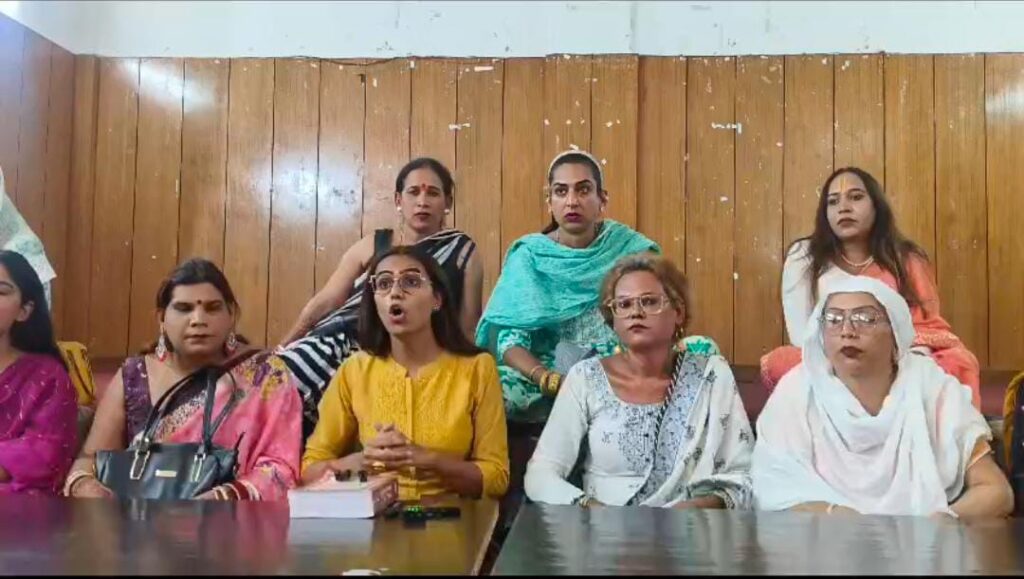 किन्नर रजनी रावत पर फिर लगे कई गम्भीर आरोप, प्रेस वार्ता आयोजित कर दी गई जानकारी | NIU किन्नर रजनी रावत पर फिर लगे कई गम्भीर आरोप, प्रेस वार्ता आयोजित कर दी गई जानकारी | NIU