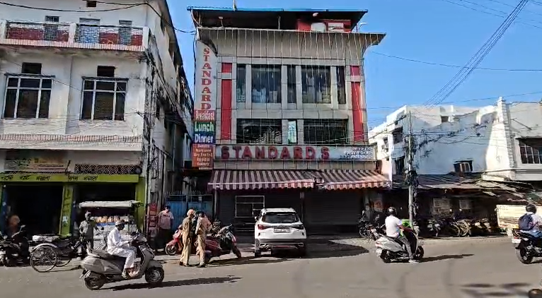 हल्द्वानी स्टैंडर्ड स्वीट हाउस में फ्रिज सही करने आए मैकेनिक की मौत, सर पर गिरा सिलेंडर | NIU हल्द्वानी स्टैंडर्ड स्वीट हाउस में फ्रिज सही करने आए मैकेनिक की मौत, सर पर गिरा सिलेंडर | NIU