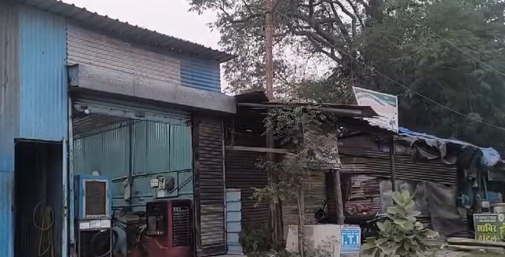 यहाँ वन विभाग ने थमाया नोटिस तो दुकान स्वामियों ने दी आन्दोलन की चेतावनी । NIU