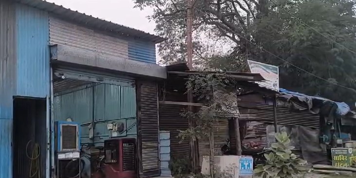 यहाँ वन विभाग ने थमाया नोटिस तो दुकान स्वामियों ने दी आन्दोलन की चेतावनी । NIU यहाँ वन विभाग ने थमाया नोटिस तो दुकान स्वामियों ने दी आन्दोलन की चेतावनी । NIU