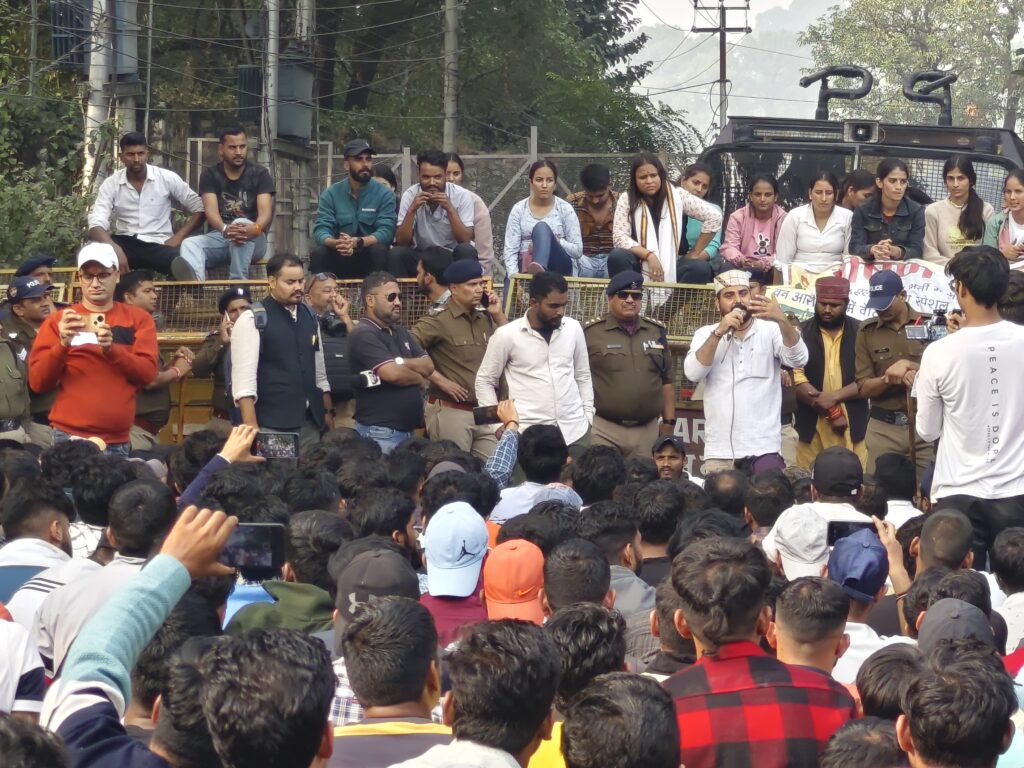 पुलिस भर्ती में आयु सीमा में छूट की मांग को लेकर राजधानी में जुटा युवाओं का हजूम, पुलिस और बेरोजगारों के बीच जमकर हुई धक्कामुक्की | NIU पुलिस भर्ती में आयु सीमा में छूट की मांग को लेकर राजधानी में जुटा युवाओं का हजूम, पुलिस और बेरोजगारों के बीच जमकर हुई धक्कामुक्की | NIU