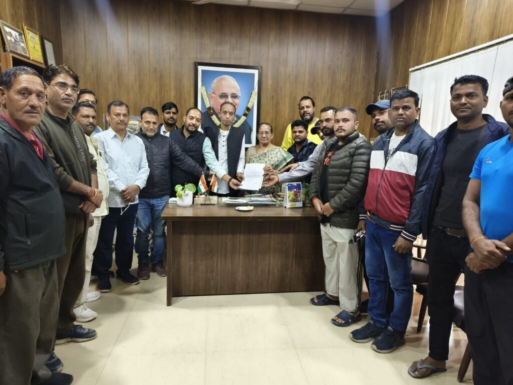 कैंट विधानसभा के वार्डों में कूड़े की बदबू और जहरीले धुवे से स्थानीय लोगों को जीवन हुआ दुश्वार, विधायक सविता कपूर से लगाई गुहार | NIU कैंट विधानसभा के वार्डों में कूड़े की बदबू और जहरीले धुवे से स्थानीय लोगों को जीवन हुआ दुश्वार, विधायक सविता कपूर से लगाई गुहार | NIU