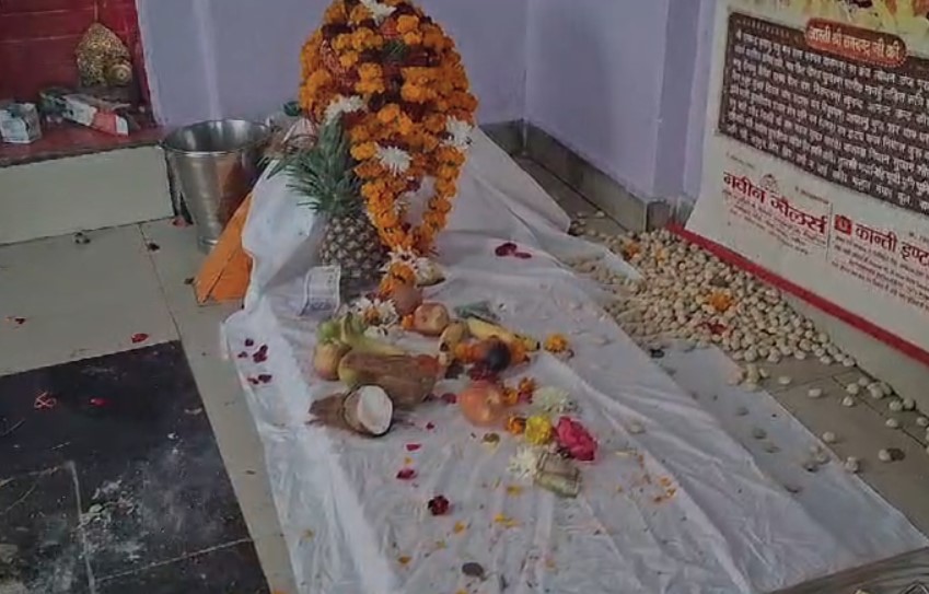 बांदा:आशिकों का मेला, नट बली की समाधि पर प्रेमियों ने टेका मत्था,मांगी मुरादे बांदा:आशिकों का मेला, नट बली की समाधि पर प्रेमियों ने टेका मत्था,मांगी मुरादे
