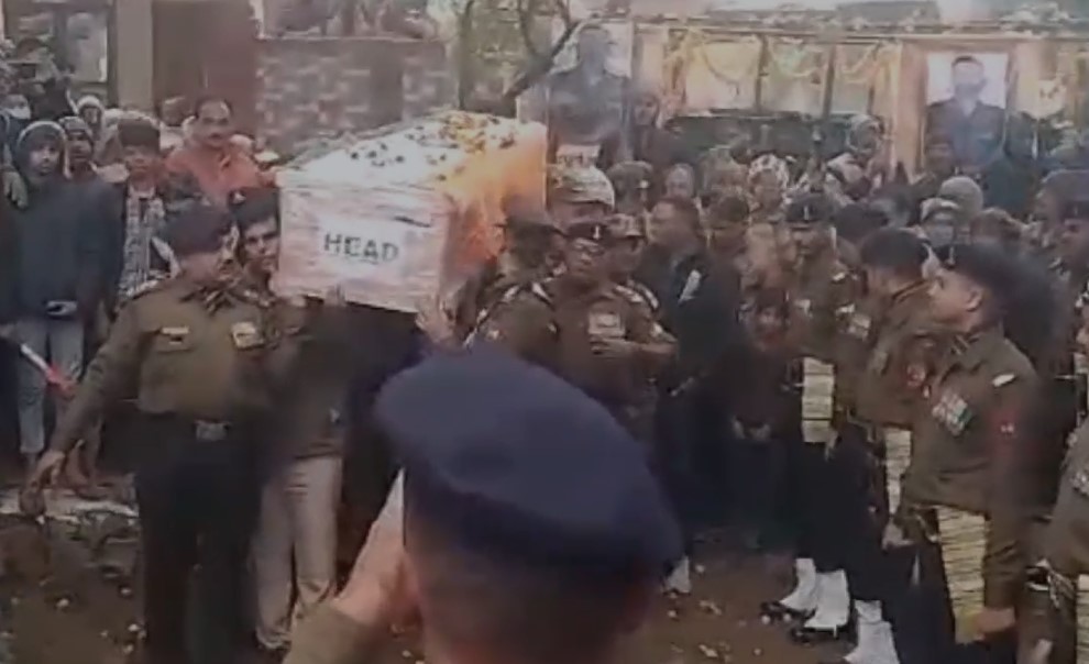 दिल का दौरा पड़ने से नायब सूबेदार की मौत, सादाबाद के कुरसंडा में अंतिम विदाई, लोगों ने दी श्रद्धांजलि दिल का दौरा पड़ने से नायब सूबेदार की मौत, सादाबाद के कुरसंडा में अंतिम विदाई, लोगों ने दी श्रद्धांजलि