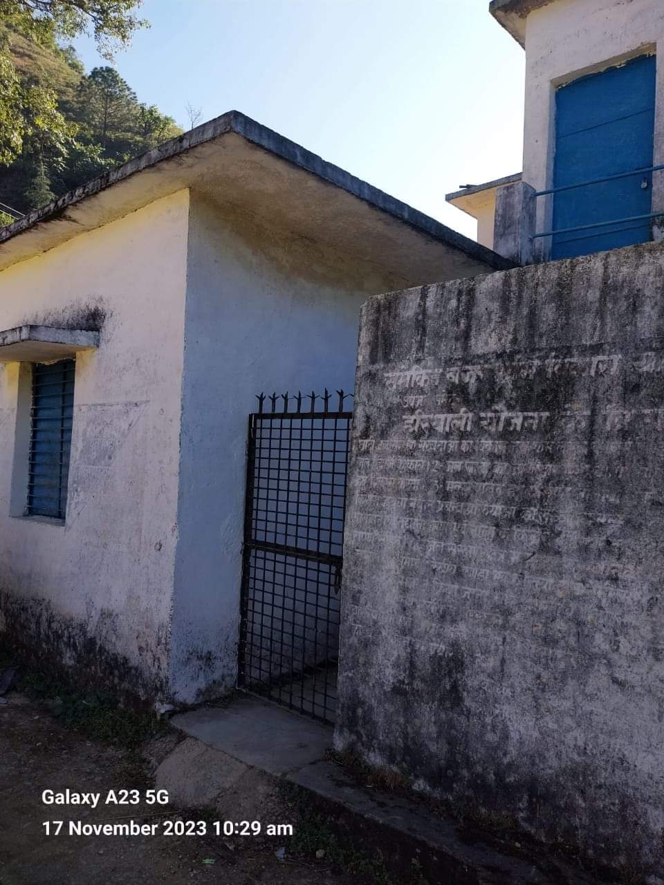 रिखणीखाल के सीमांत व दुर्गम गाँव नावेतल्ली का पंचायत भवन जीर्ण शीर्ण हालत में व तरपर तरपर पानी चू रहा है