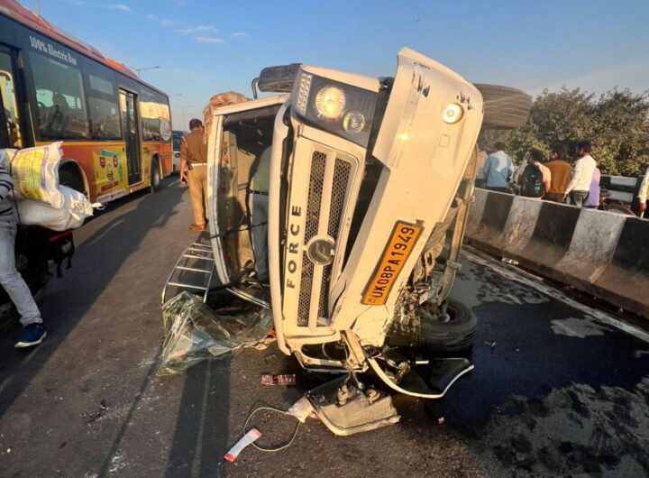 नोएडा के सेक्टर 63 SJM अस्पताल कट के पास अयोध्या से लौट रहे श्रद्धालुओं का टेंपो ट्रैवलर गाड़ी पलटी