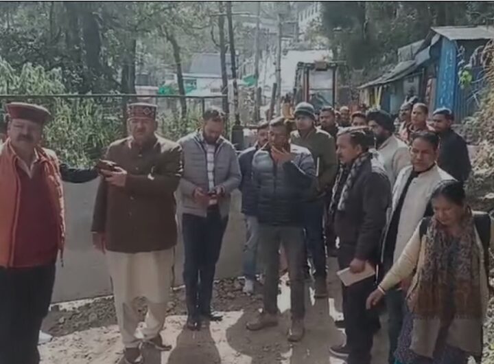 मसूरी में कैबिनेट मंत्री गणेश जोशी ने किया कैमल बैक रोड में सीवरेज परियोजना के तहत किये जा रहे कार्यों का निरीक्षण
