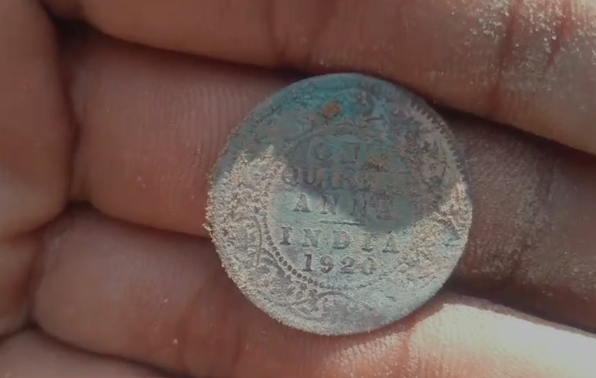 मंदिर की नींव खुदाई के दौरान निकली अष्टधातु की मूर्ति व सिक्के, देखने वालों का लगा ताता