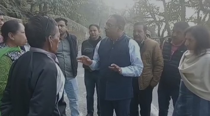मसूरी मोतीलाल नेहरू मार्ग का पीडब्ल्यूडी अधिशासी अभियंता जितेंद्र त्रिपाठी ने किया निरीक्षण, कहा सड़क के निर्माण की गुणवत्ता से नही होगा समझौता मसूरी मोतीलाल नेहरू मार्ग का पीडब्ल्यूडी अधिशासी अभियंता जितेंद्र त्रिपाठी ने किया निरीक्षण, कहा सड़क के निर्माण की गुणवत्ता से नही होगा समझौता
