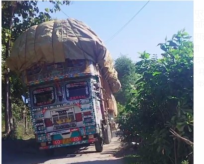 चकजोगीवाला गांव की सड़क पर धडल्ले से चल रहे नामी कम्पनी के ओवरलोड वाहन ,नियम कानून सब ठेंगे पर चकजोगीवाला गांव की सड़क पर धडल्ले से चल रहे नामी कम्पनी के ओवरलोड वाहन ,नियम कानून सब ठेंगे पर
