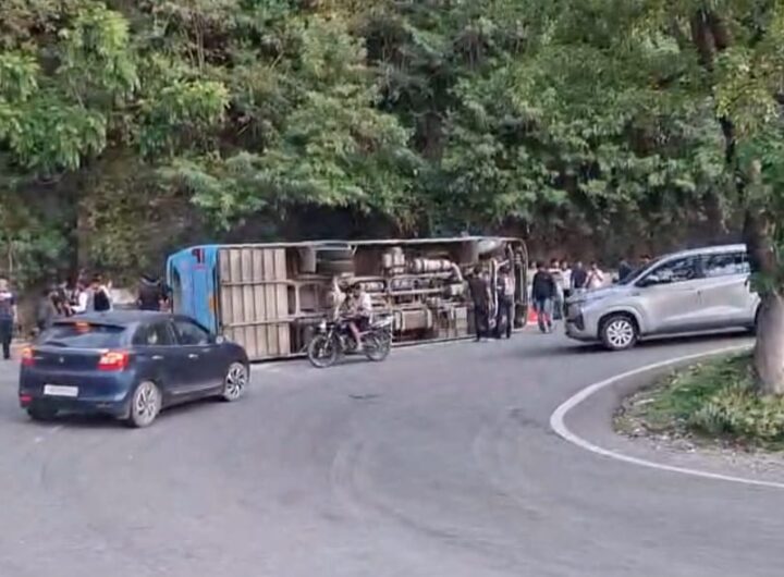 मसूरी ब्रेकिंग न्यूज़- दिल्ली से मसूरी आ रही मसूरी पानी वाला बेड के पास कमानी टूटने के कारण रोड पर पलटी, 27 यात्रियों में से एक यात्री घायल