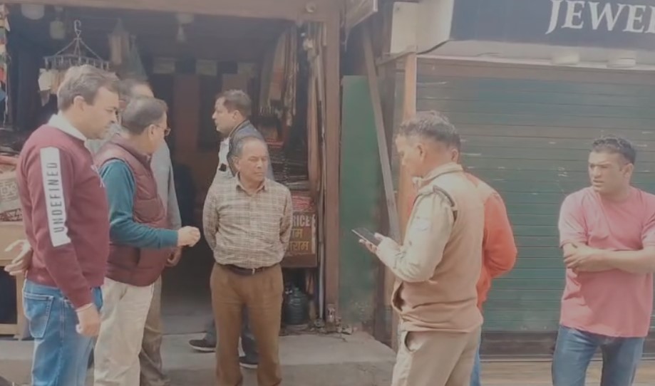 मसूरी में असामाजिक तत्व द्वारा पोस्ट ऑफिस के पास गिफ्ट शॉप पर आग लगाने की कि गई कोशिश