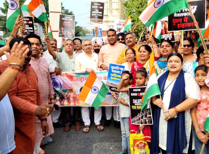 कैंट विधानसभा में निकाली गई “तिरंगा शौर्य सम्मान यात्रा” वीर जवानों के शौर्य को किया गया नमन । NIU कैंट विधानसभा में निकाली गई “तिरंगा शौर्य सम्मान यात्रा” वीर जवानों के शौर्य को किया गया नमन । NIU