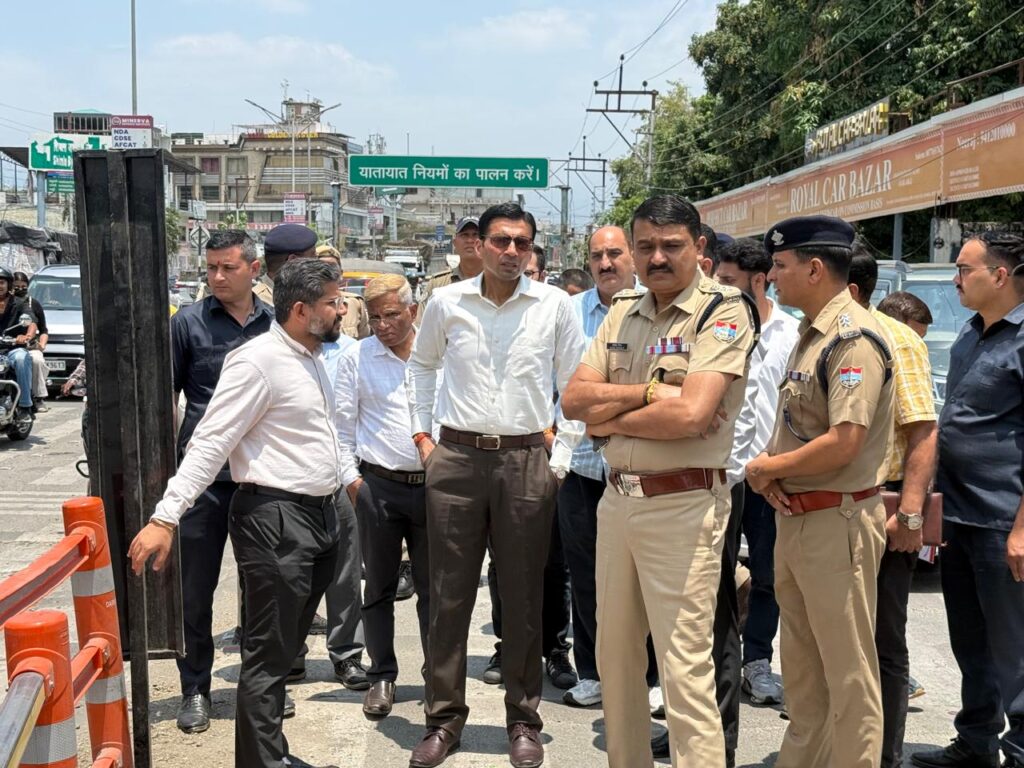 DM और SSP पहुंचे ISBT, फ्लाईओवर का किया निरीक्षण, सुरक्षा के पहलु से डायवर्ट पॉइंट पर रिफ्लेक्टर, साइन बोर्ड व अन्य सुरक्षात्मक कदम उठाने के अधिकारियों को दिये निर्देश । NIU DM और SSP पहुंचे ISBT, फ्लाईओवर का किया निरीक्षण, सुरक्षा के पहलु से डायवर्ट पॉइंट पर रिफ्लेक्टर, साइन बोर्ड व अन्य सुरक्षात्मक कदम उठाने के अधिकारियों को दिये निर्देश । NIU