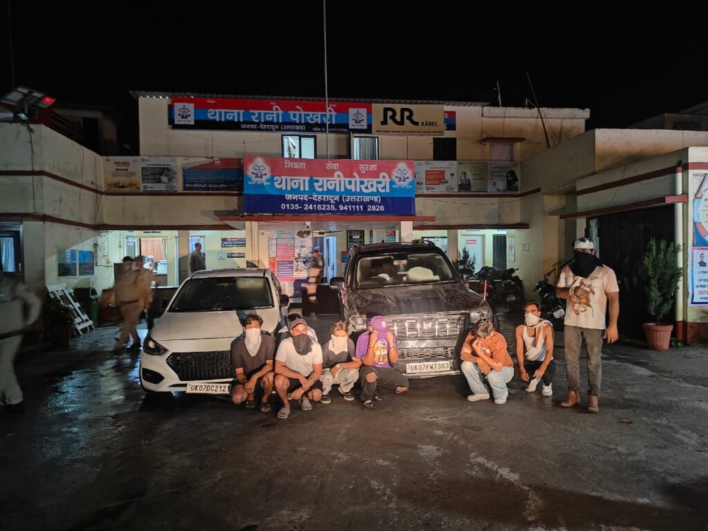 मार-पीट व हुड़दंग कर माहौल खराब करने वालो को दून पुलिस ने सिखाया मर्यादा का पाठ, दो वाहनों को किया गया सीज। NIU मार-पीट व हुड़दंग कर माहौल खराब करने वालो को दून पुलिस ने सिखाया मर्यादा का पाठ, दो वाहनों को किया गया सीज। NIU