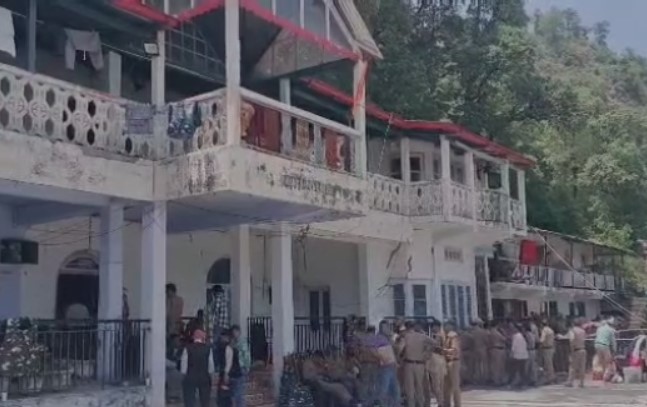 मसूरी में पुलिस और प्रशासन द्वारा दिलाराम एस्टेट पर अनाधिकृत रूप से 14 लोगों द्वारा किये गए कब्जे को कराया खाली, लोगों में आक्रोश